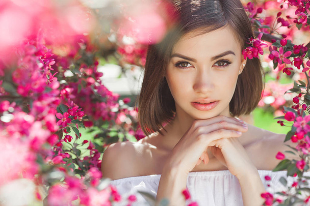 Close up portrait of young beautiful woman with perfect smooth skin. Attractive lady in flowers. Facial portrait of beautiful female. - Foto, Imagem