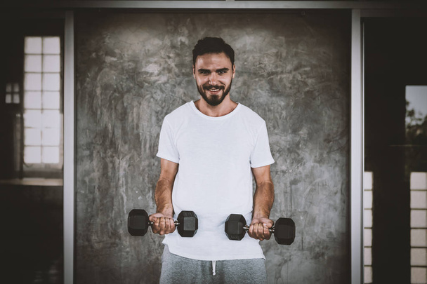 Nahaufnahme Männer gesund Halten Kurzhanteltraining und Aufbau Körper im Fitnessstudio Fitness - Foto, Bild
