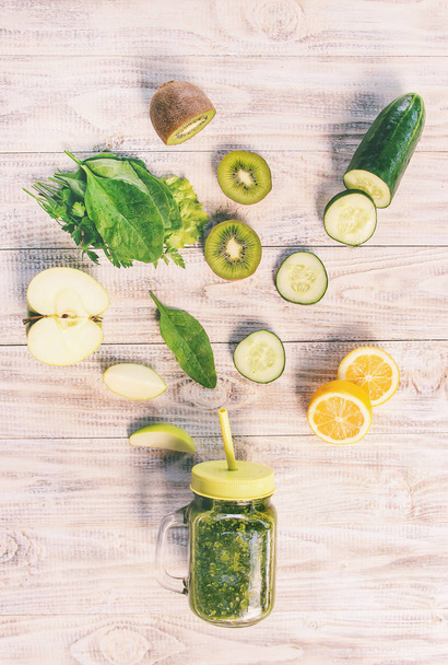 Πράσινα smoothies με λαχανικά και φρούτα. Detox ημέρα. φύση. - Φωτογραφία, εικόνα