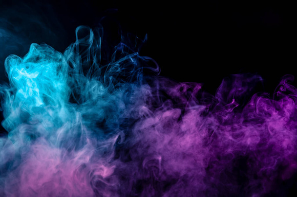 Barevné růžová a modrá kouře na černém pozadí izolované. Pozadí z kouře vap - Fotografie, Obrázek