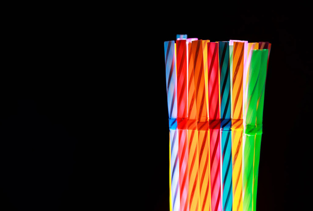 Palhinhas de bebida coloridas no fundo preto
 - Foto, Imagem