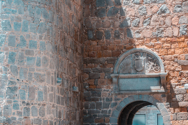 Porte Santa Teresa sur le mur de pierre de la ville d'Avila
. - Photo, image