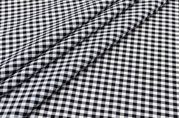 Βαμβακερό ύφασμα, πουκάμισο σε ένα μαύρο και άσπρο κελί - Φωτογραφία, εικόνα