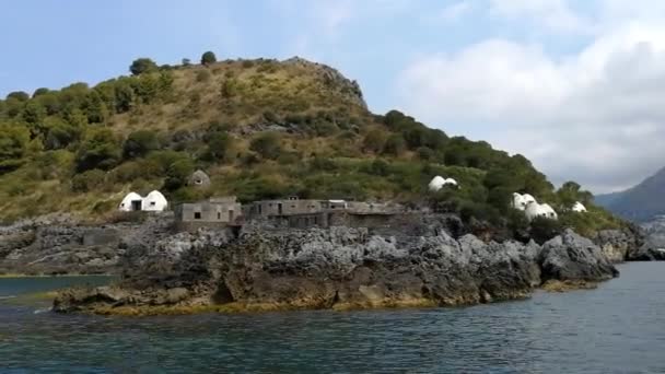 Πράια α Μάρε, Cosenza, Καλαβρία, Ιταλία - 2 Ιουνίου 2017: Επισκόπηση της το νησί της δινω και την Grotta del Λεόνε από το σκάφος - Πλάνα, βίντεο
