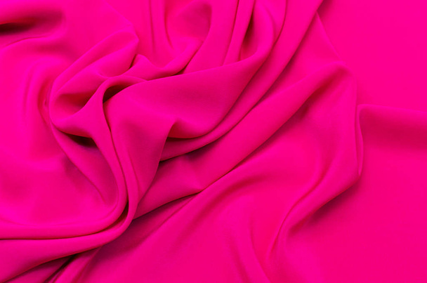 Шелковая ткань, креп цвета шине фуксия
 - Фото, изображение