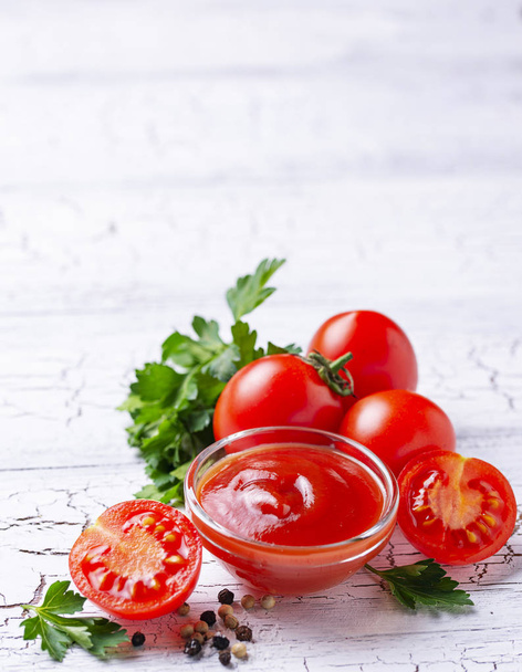 Ketchup tomatensaus op houten achtergrond - Foto, afbeelding