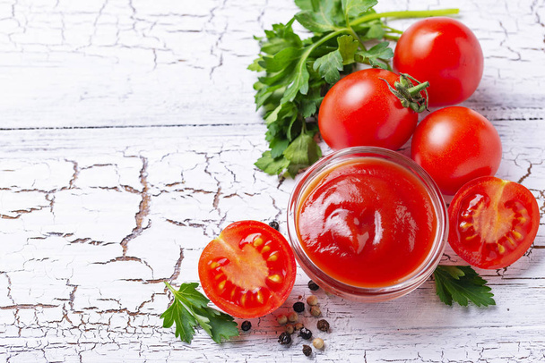 Tomatenketchup-Sauce auf Holzgrund - Foto, Bild