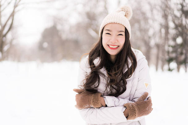 Belle jeune femme asiatique souriant heureux avec Voyage dans la neige saison d'hiver à Hokkaido Japon
 - Photo, image