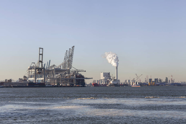 контейнерный терминал в сумерках, современная гавань и глобальный торговый фон, Роттердам
 - Фото, изображение