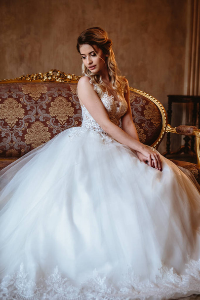 Beautiful blonde bride woman in a gorgeous wedding dress, fashion beauty portrait - Foto, imagen