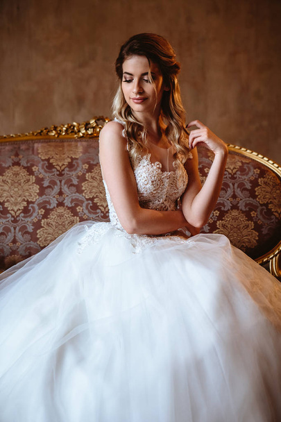 Beautiful blonde bride woman in a gorgeous wedding dress, fashion beauty portrait - Foto, Bild
