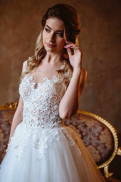 Beautiful blonde bride woman in a gorgeous wedding dress, fashion beauty portrait - Фото, изображение