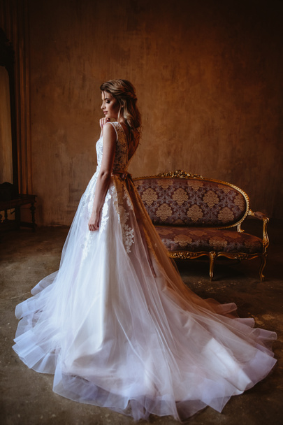 Блондинка-невеста в шикарном свадебном платье, модный портрет красоты
 - Фото, изображение