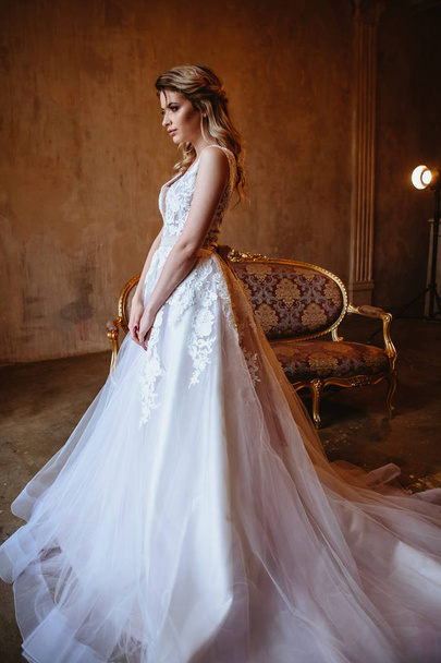 Beautiful blonde bride woman in a gorgeous wedding dress, fashion beauty portrait - Fotoğraf, Görsel