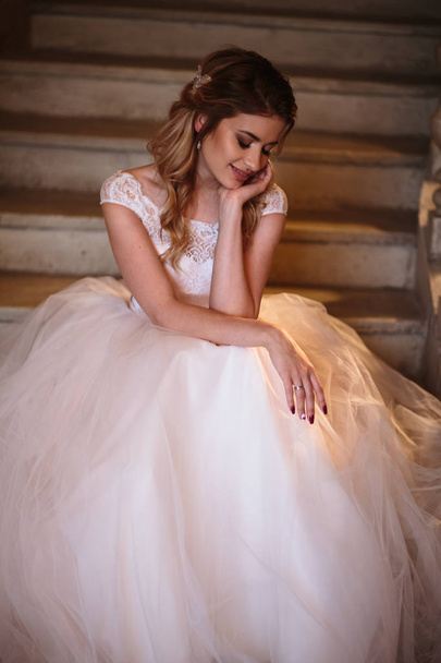 Beautiful blonde bride woman in a gorgeous wedding dress, fashion beauty portrait - Foto, afbeelding
