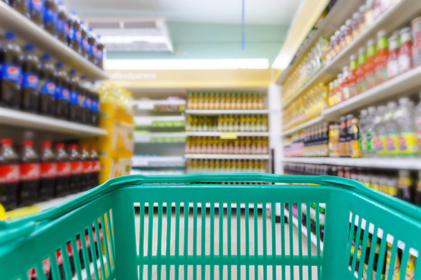 Bulanık suppermarket arka plan ile Closeup alışveriş sepeti yeşil renk - Fotoğraf, Görsel