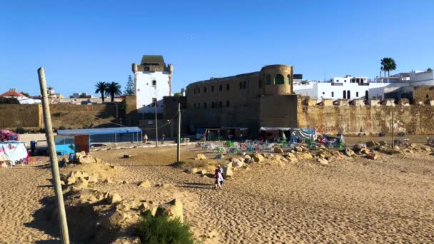 Linna muuri valkoinen antiikin Medina Asilah kaupungin rannikolla od Atlantilla Marokossa, Afrikassa, 4k kuvamateriaalia video
 - Materiaali, video