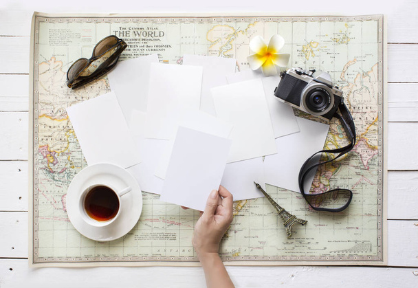 Летний отпуск путешествия пустые открытки фотографии и другие объекты на столе
. - Фото, изображение