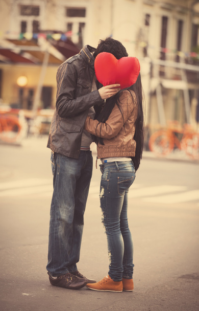 Молодая пара целуется на улице
 - Фото, изображение