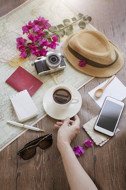 Plat vacances Voyage objets de planification sur table en bois café en plein air
. - Photo, image