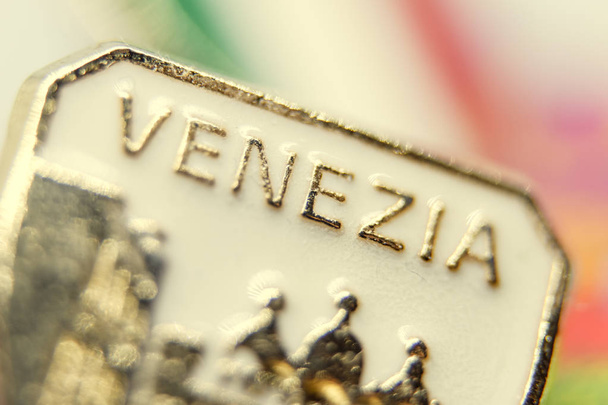 Souvenir badge met de aanwijzing van de stad Venetië. Close-up. Toned. - Foto, afbeelding