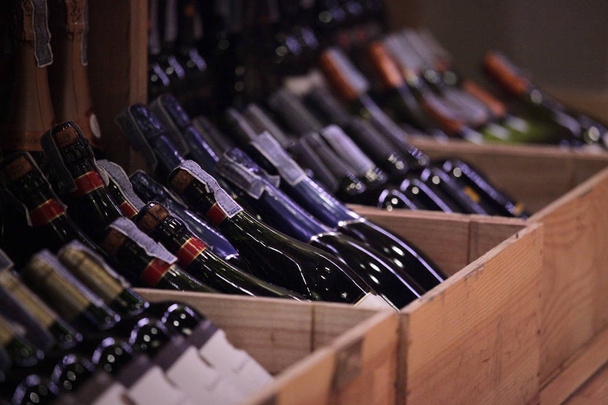 wiele butelek wina w skrzynie dla klasyfikowane do wyświetlania w sklepie detalicznym wina - Zdjęcie, obraz