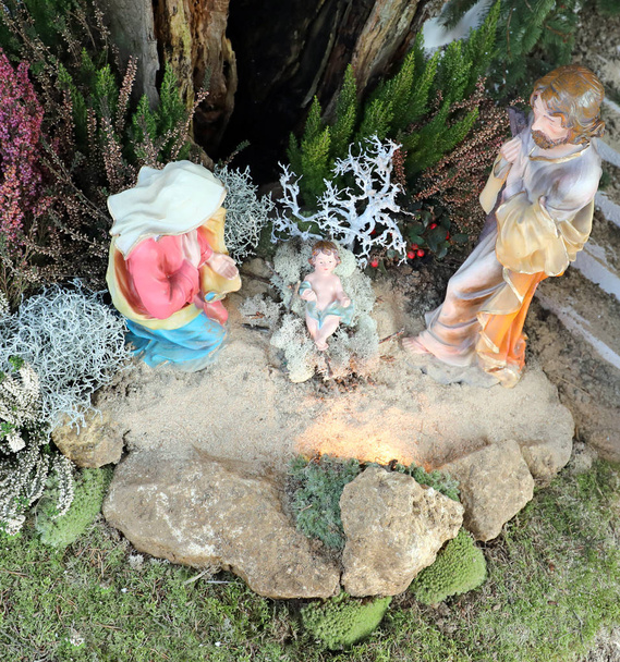 Sagrada Familia y las estatuas de la cuna con Santa María José y el Niño Jesús
 - Foto, Imagen