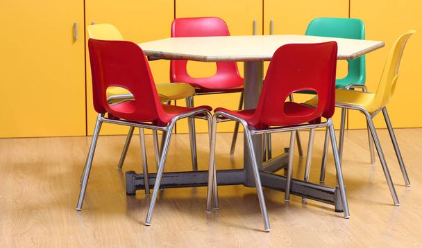 Mały stół z krzesłami kolorowymi w klasie przedszkole bez dzieci - Zdjęcie, obraz