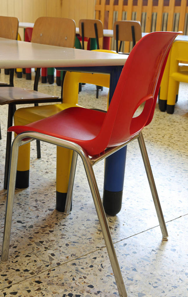 Kleiner Stuhl in einem Klassenzimmer der Schule ohne Kinder - Foto, Bild