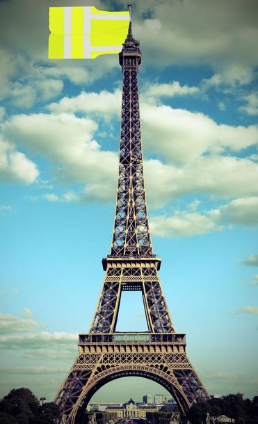 żółta Koszulka takich jak bardzo duża flaga symbol populistycznego ruchu politycznego dla ekonomicznej sprawiedliwości w wieży Eiffla w Paryżu Francja z stary stonowanych efekt - Zdjęcie, obraz
