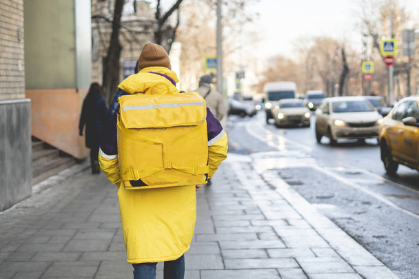 messager delievery gars avec énorme sac à dos à pied b
 - Photo, image