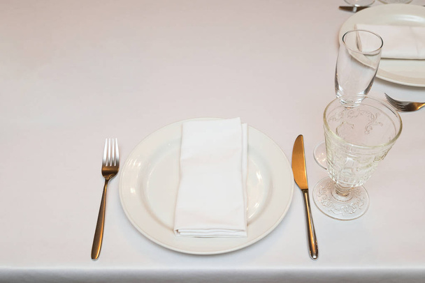 Plate with white napkin and Cutlery on the Banquet table in the restaurant - Foto, afbeelding