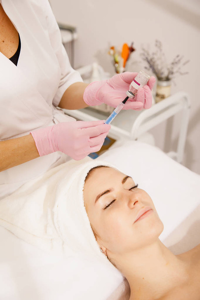 woman receiving facial mask in beauty salon - Foto, immagini