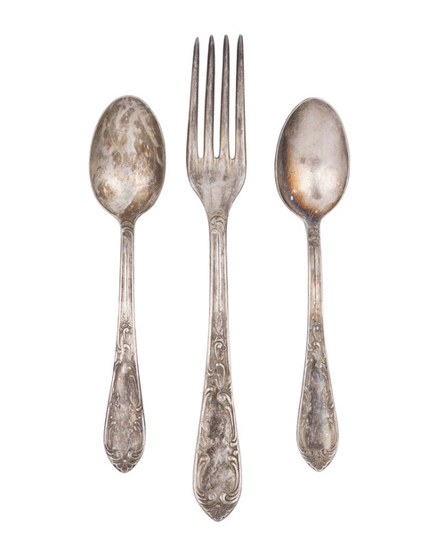Dos hermosas cucharas de té antiguas vintage y tenedor aislado sobre fondo blanco
 - Foto, Imagen