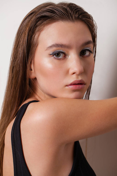 Make up. Closeup portrait of a beautiful young brunette woman - Foto, afbeelding