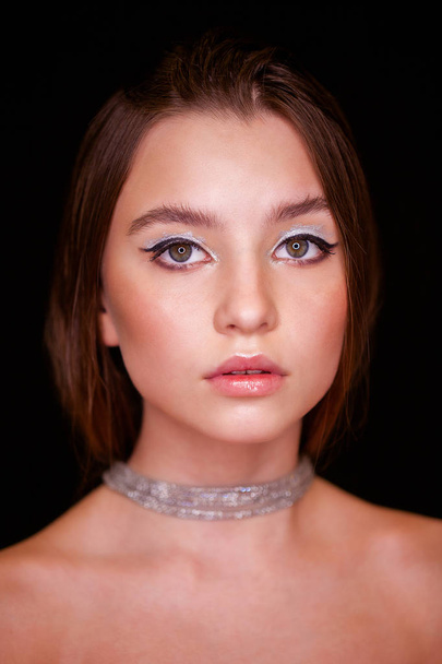 Close up Make up fashion model. Young beautiful brunette girl, on studio black wall background - Fotoğraf, Görsel