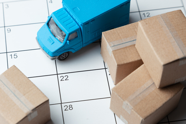 День переезда. Календарь на заметку с картонными коробками и грузовиком
. - Фото, изображение