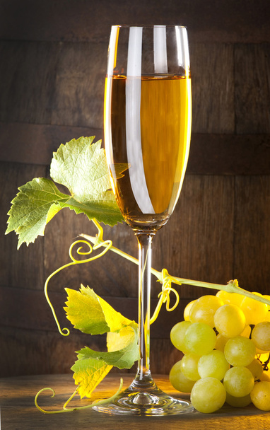 ποτήρι λευκό κρασί με το τσαμπί σταφύλι - Φωτογραφία, εικόνα