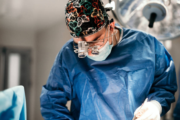 Portrait of Surgeon performing surgery on pacient in hospital operating room. - Foto, Imagem