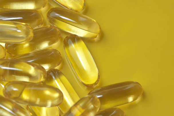 Cápsulas de gelatina blanda con aceite de pescado omega-3, ALA, EPA, suplemento alimenticio terapéutico dietético
 - Foto, imagen