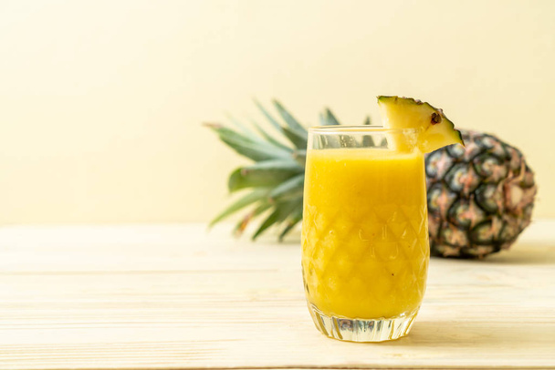 Tahta masada taze ananas suyu bardağı - Sağlıklı içecek - Fotoğraf, Görsel