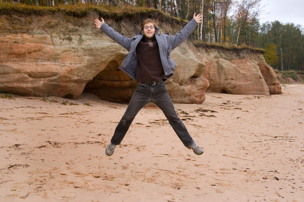 Jeune homme élégant saute
 - Photo, image