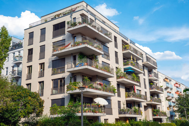 Berlin, Almanya 'da balkonları görünen gri modern çok aile evi. - Fotoğraf, Görsel