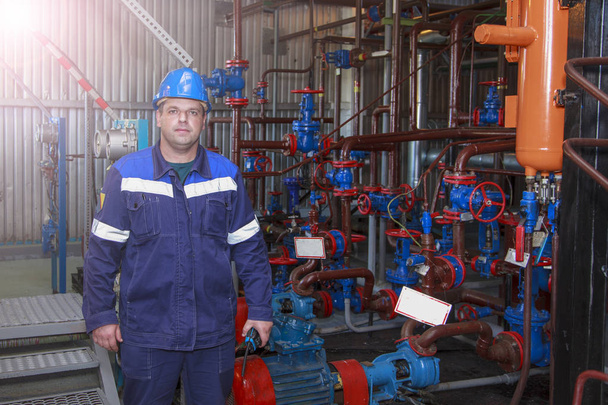 Operador Gaz, el operador recopila el pozo de gas con una antorcha. reparador servicio de equipos de gas
 - Foto, Imagen