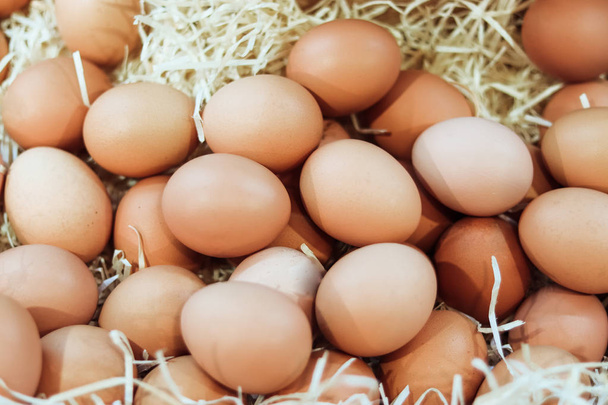 Cesto di uova biologiche in un mercato agricolo rurale. Colpo filtrato con un focus selettivo
 - Foto, immagini