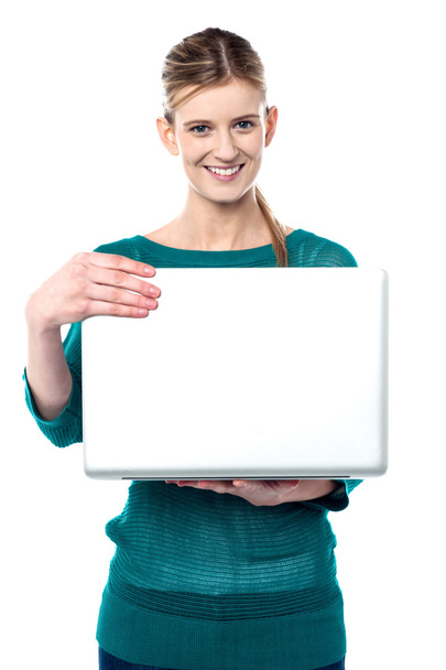 jonge lachende meisje bedrijf laptop - Foto, afbeelding