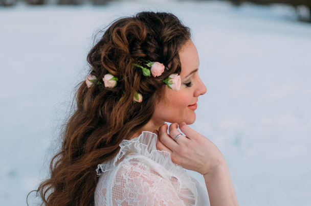 Portrait of bride in winter with  roses in hair - Foto, Imagem
