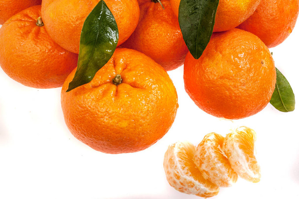 Свіжі помаранчеві мандарини ізольовані на білому тлі
. - Фото, зображення