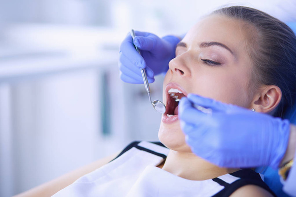 Jovem Paciente do sexo feminino com boca aberta examinando inspeção dentária no consultório odontológico. - Foto, Imagem