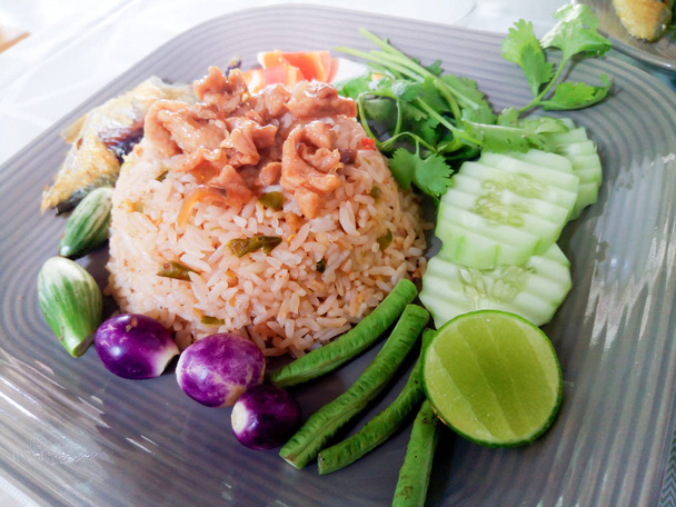 Тайської кухні названий Nam прик довгий Ruea або смаженим рисом з креветками вставити соус сухий креветки солене яйце і змішані овочів. І смажені скумбрія. - Фото, зображення
